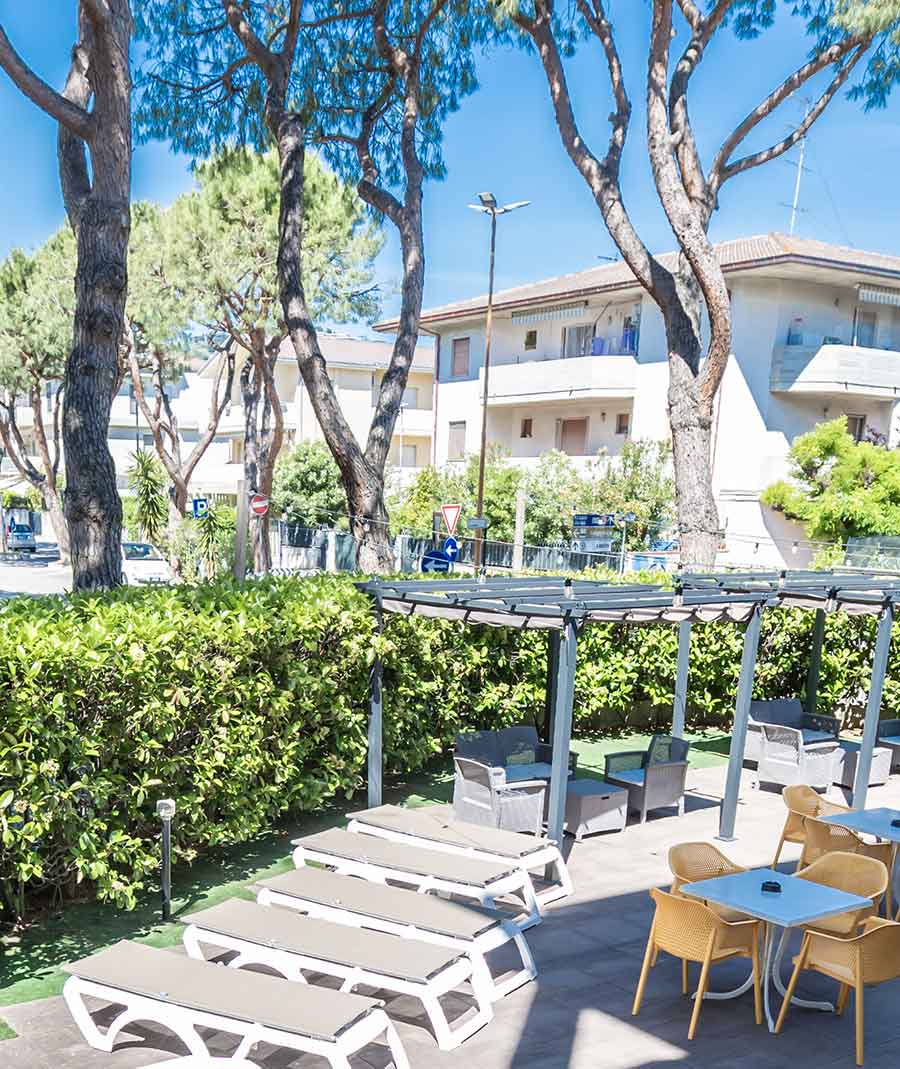 Hotel Marebello - Giardino con lettini