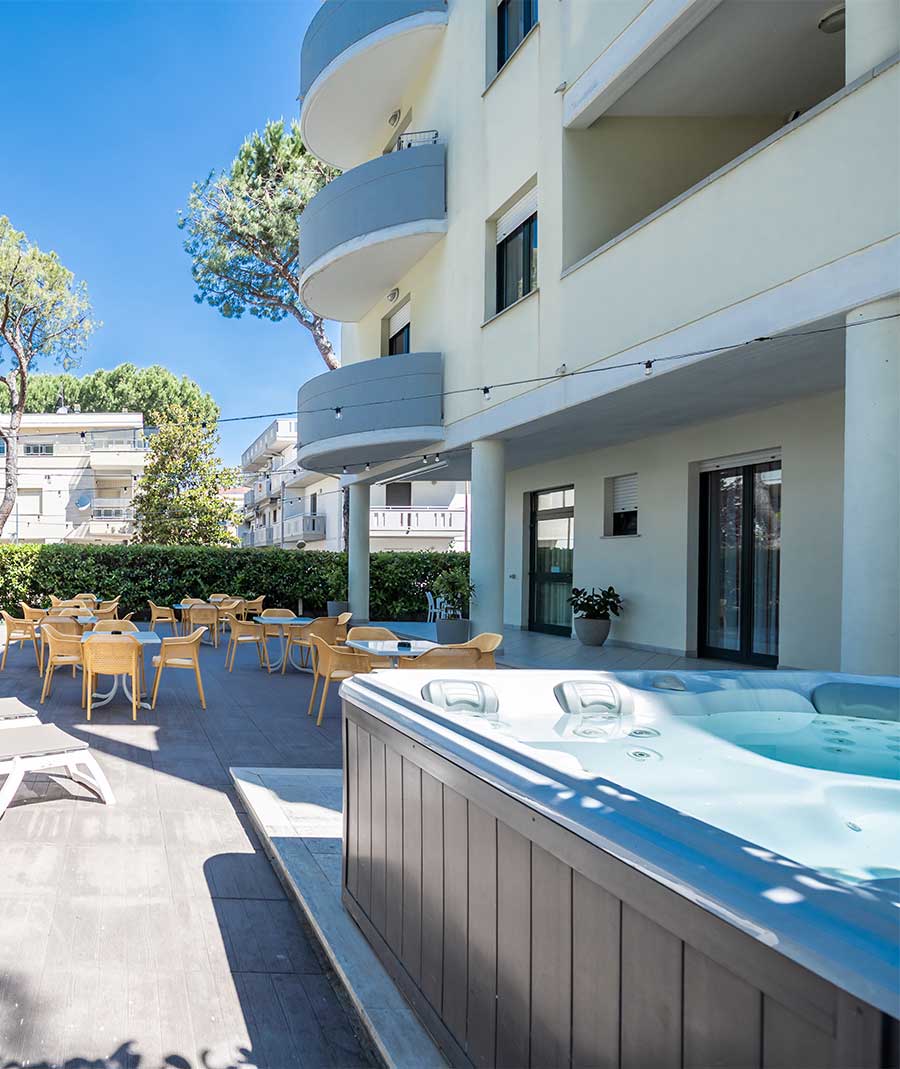 Hotel Marebello - Vasca idromassaggio in giardino