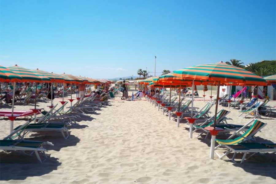 Ombrelloni e lettini sulla spiaggia di Tortoreto